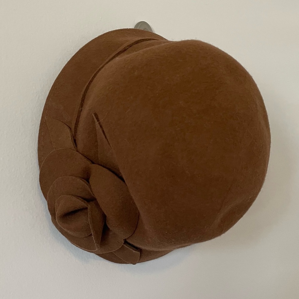 Brown Hat with Flower 🤎